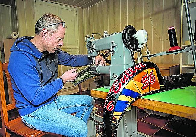 Detalles. El expuntista de Etxebarria en su taller retoca la nueva herramienta.