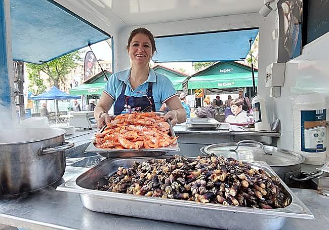 El marisco es otra de las tentaciones que ofrecen a degustar en la Arrain Azoka de Bermeo.