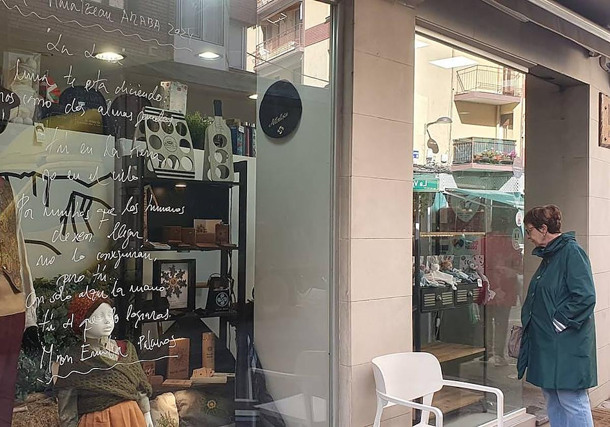 Una veintena de comercios llodianos exhiben 'Páginas de cristal' con poemas.