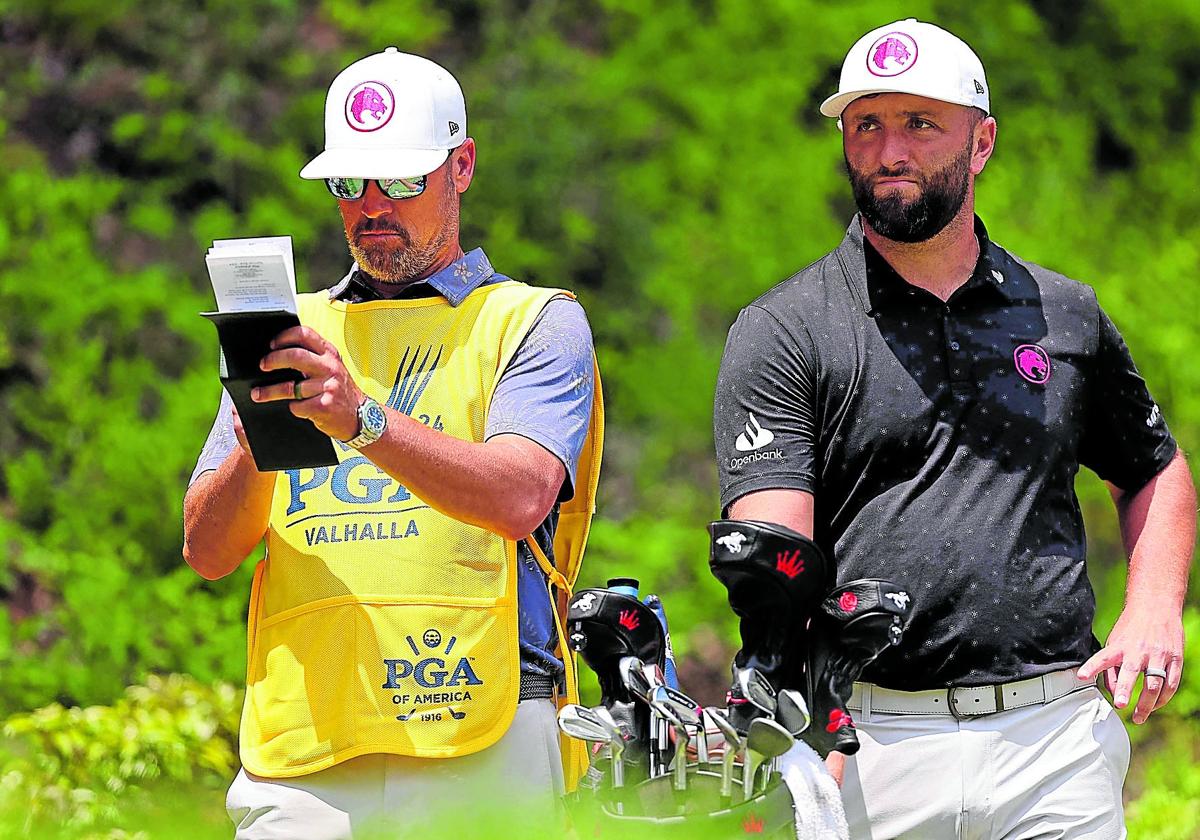 Rahm, pensativo en el tee del hoyo 3 tras firmar su primer bogey, mientras su caddie, Adam Hayes, estudia el recorrido.