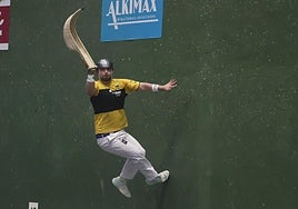 Del Río se sube por la pared para encestar una pelota con la derecha.