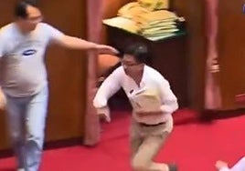 Insólita pelea en el Parlamento de Taiwán: un diputado roba un proyecto de ley para evitar que se apruebe