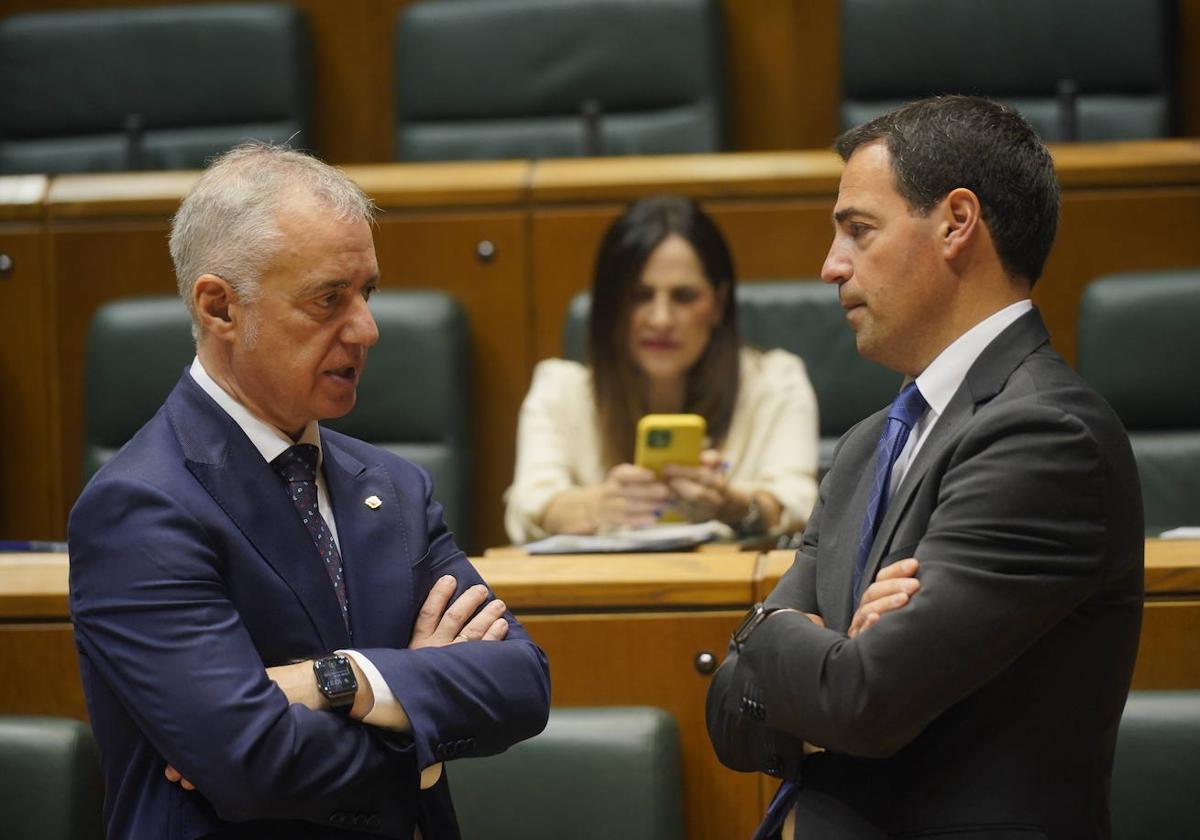 Urkullu y Pradales conversan en presencia de Tejeria durante el pleno de constitución del Parlamento vasco.