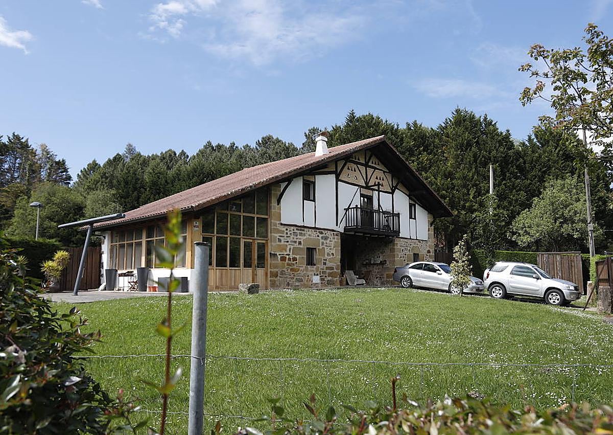 Imagen secundaria 1 - Detalle de la hospedería, que está unida al edificio principal del convento. En las otras imágenes, el caserío que forma parte del complejo, que albergó una casa rural sin licencia y hoy está alquilado a particulares, y los indicadores del monasterio.
