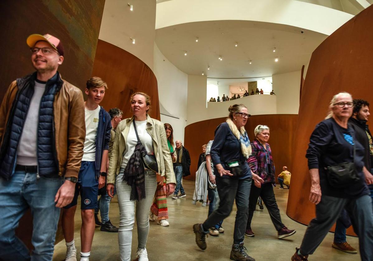 Una multitud disfruta de la obra del recientemente fallecido Richard Serra en el Guggenheim.