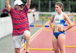 Antonio Cid da instrucciones a una de sus atletas durante una prueba.