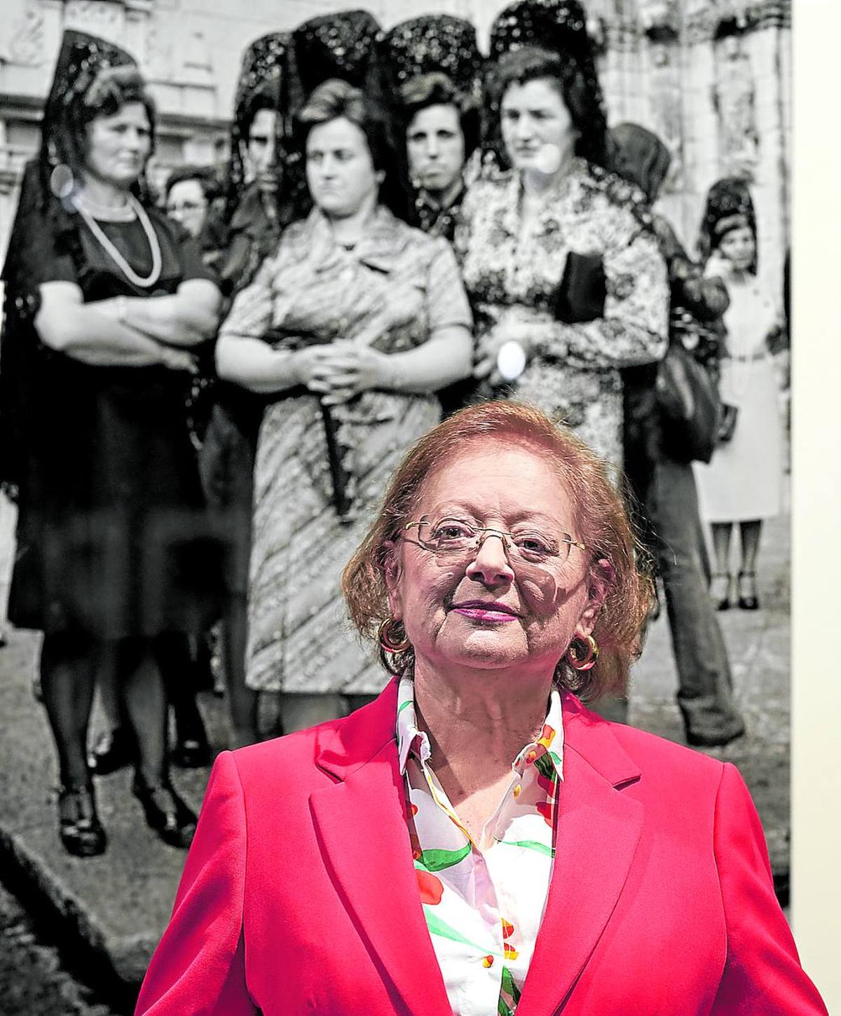 La autora, junto a las 'Damas de la Virgen' que retrató en Morella en 1976.