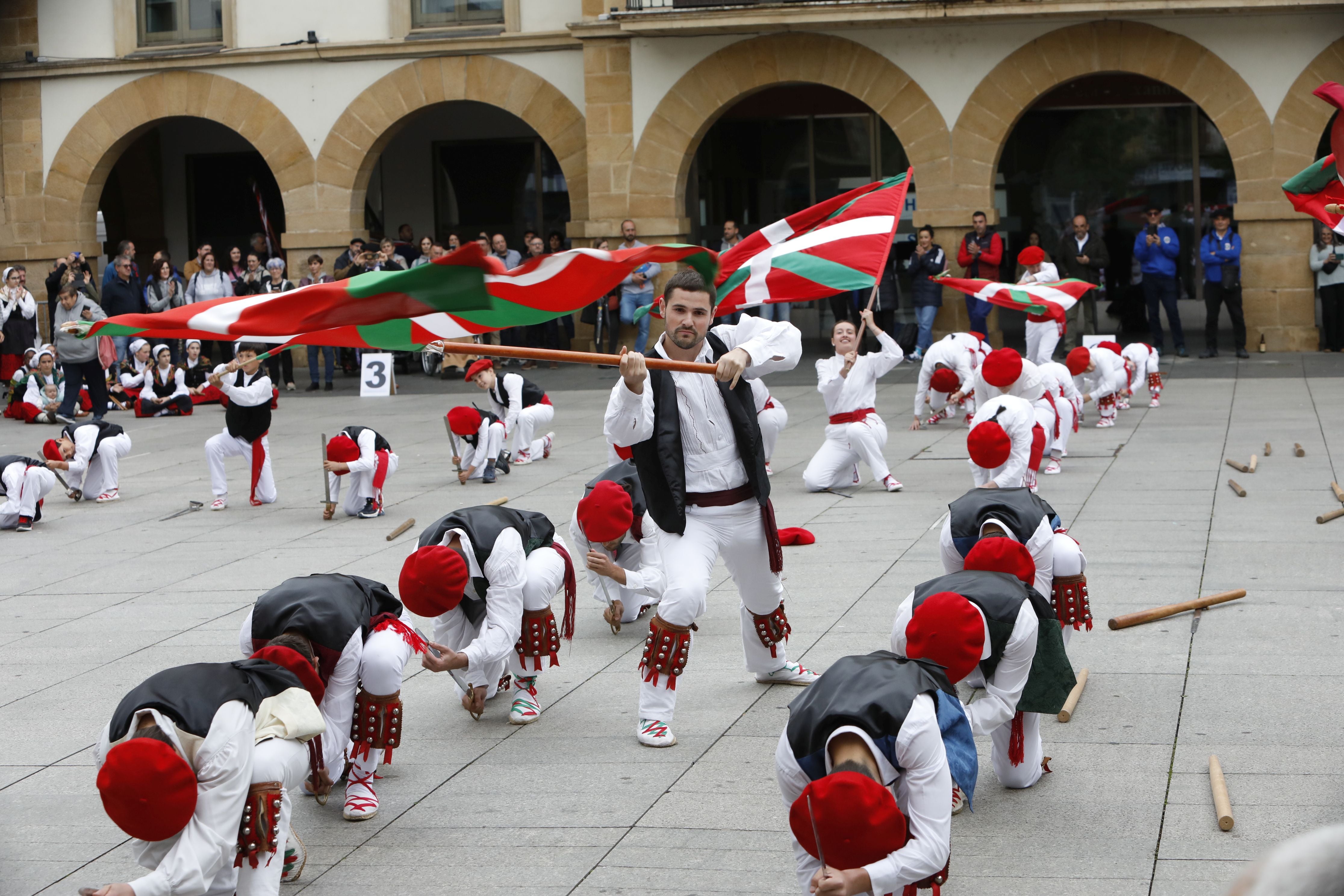 La gran fiesta de los bailes tradicionales en Amorebieta