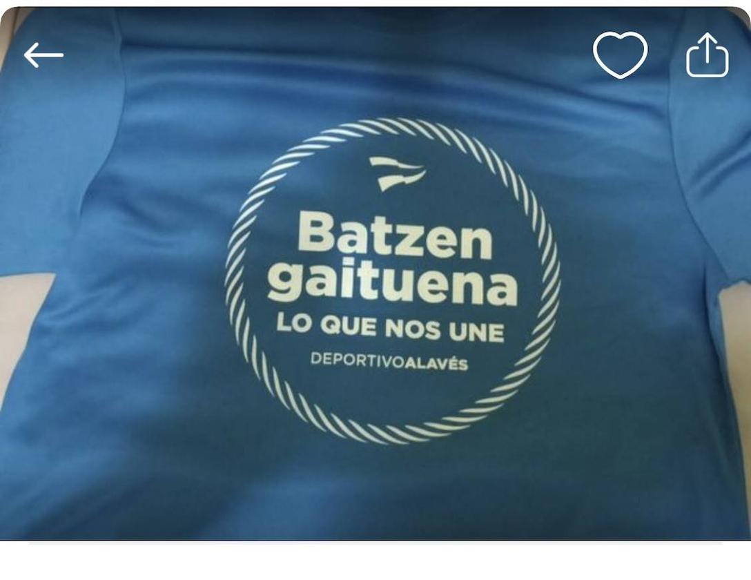 Venden en Wallapop la camiseta que el Alavés regaló este sábado por la permanencia: «De traca»