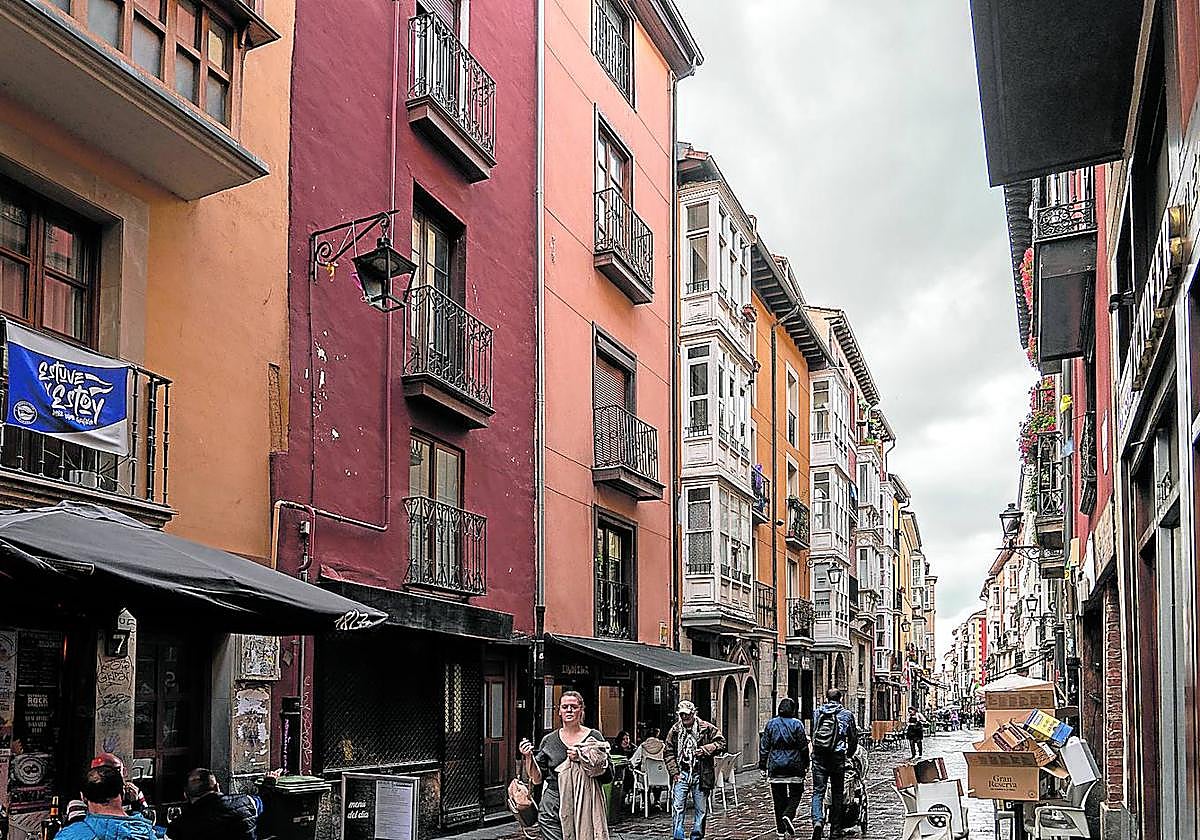 Dos caras. La reordenación del Casco Viejo y la rehabilitación de sus edificios han encallado, pero los caños y algunos palacios, como el Ruiz de Vergara, han salido adelante.