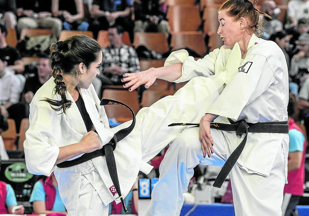 Dos karatecas de categoría senior en una de las finales disputadas en el tatami central.