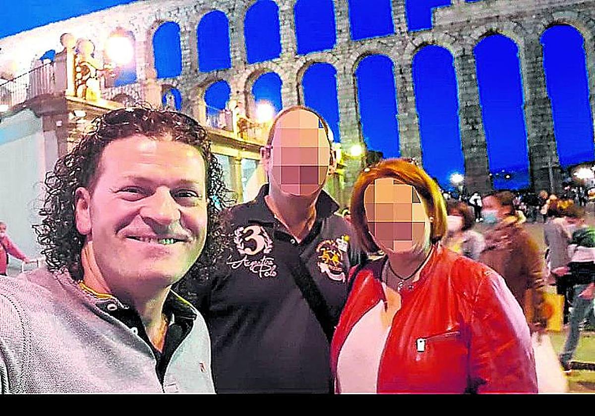 José, a la izquierda, con Ana V. O. y un amigo en Segovia.