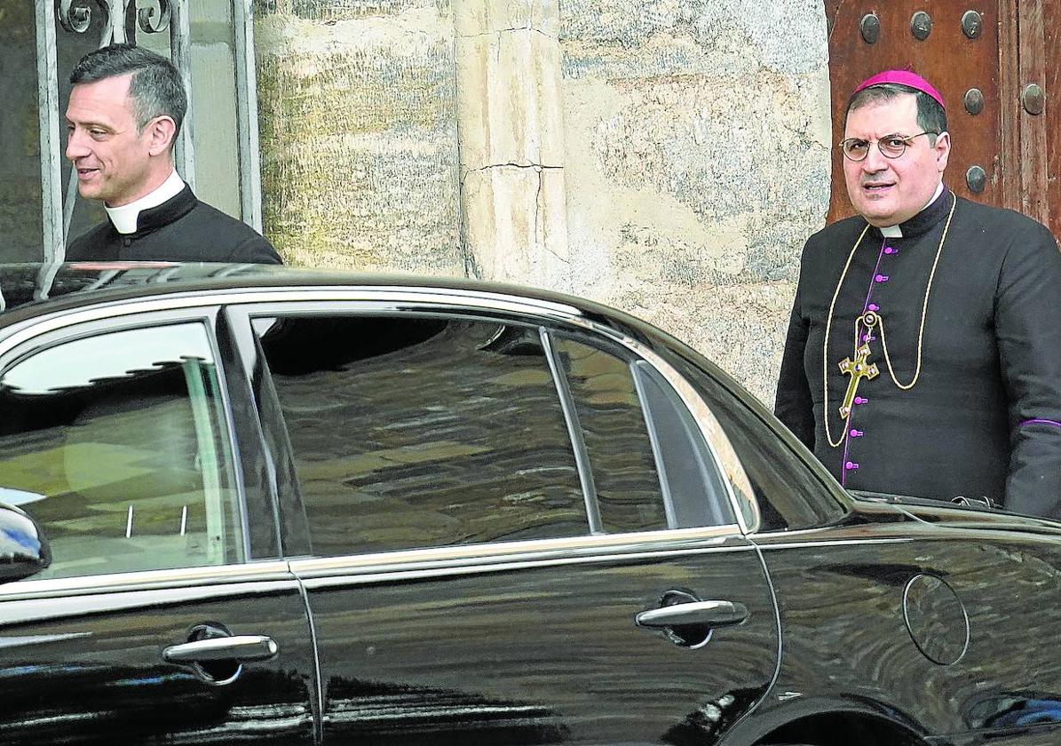 En el convento. El 'obispo' Pablo de Rojas y el sacerdote José Ceacero en Belorado.