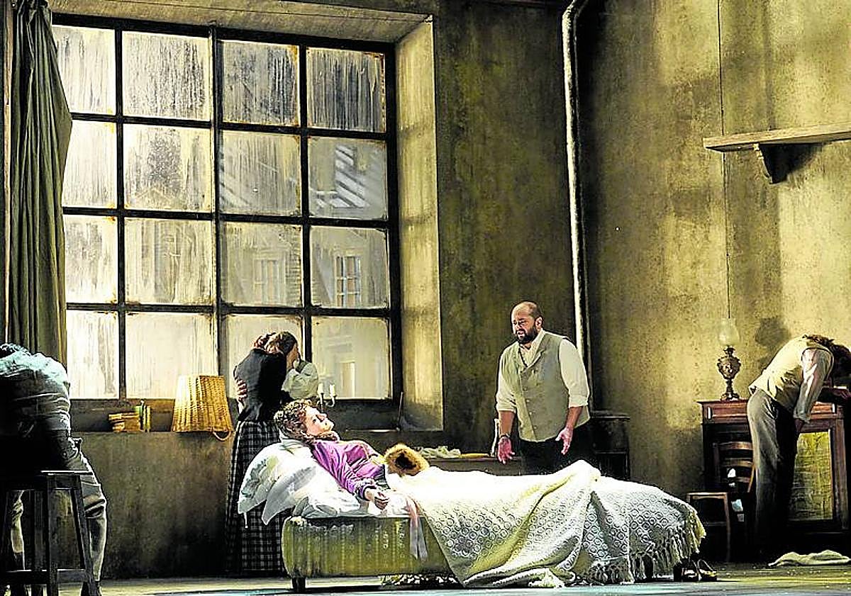 Imagen principal - 1. Escena final en la buhardilla de los jóvenes bohemios. 2. Rodolfo (Celso Albelo) y Mimì (Miren Urbieta-Vega) viven un intenso amor. 3. Musetta (Marina Monzó) busca la atención de Marcello (Manel Esteve).