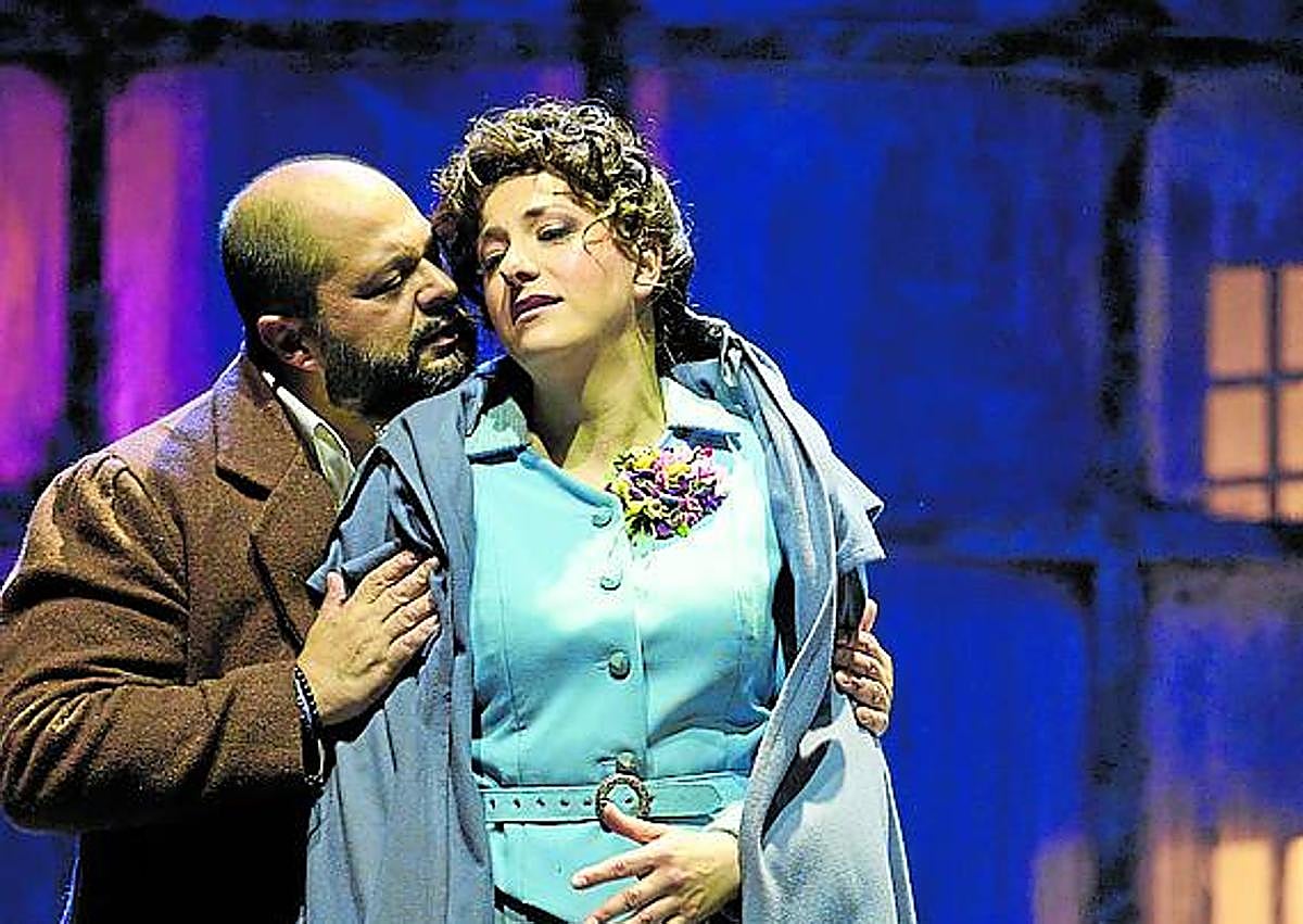 Imagen secundaria 1 - 1. Escena final en la buhardilla de los jóvenes bohemios. 2. Rodolfo (Celso Albelo) y Mimì (Miren Urbieta-Vega) viven un intenso amor. 3. Musetta (Marina Monzó) busca la atención de Marcello (Manel Esteve).