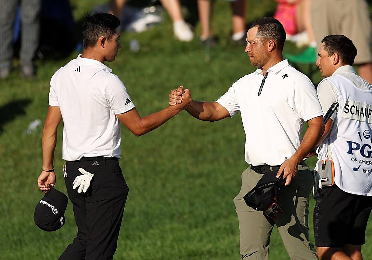 Collin Morikawa (i) choca la mano con Xander Schauffele al término del recorrido este sábado.