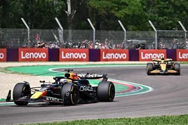 El McLaren de Lando Norris, a la derecha, persigue a Verstappen en Imola.