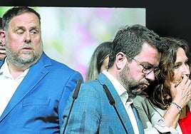 Junqueras observa a un cabizbajo Pere Aragonès en la sede de ERC durante la dura noche electoral del pasado domingo.