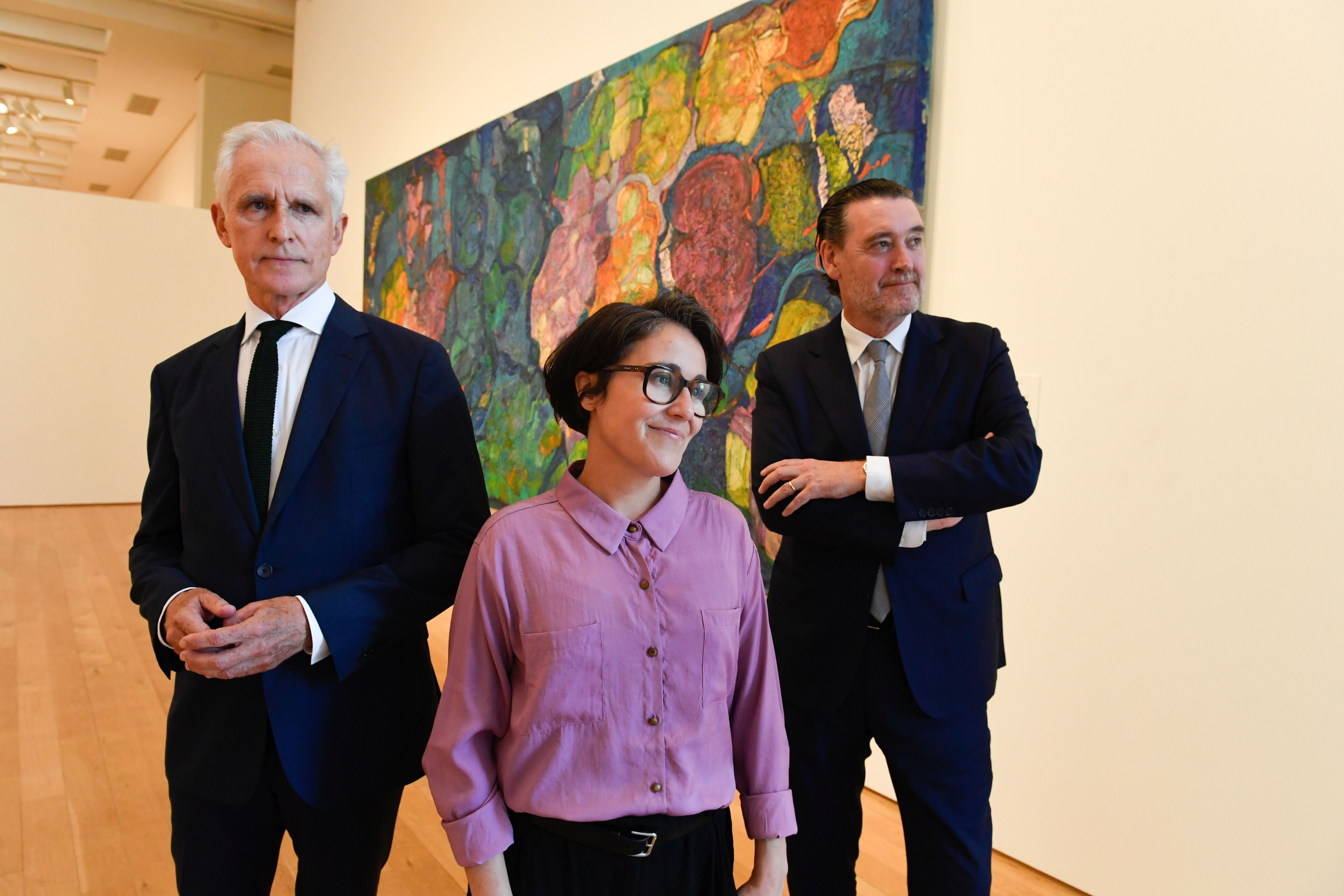 Juan Ignacio Vidarte director del Museo de Bellas Artes de Bilbao, Beatriz Herraez, del Artium, y Miguel Zugaza, director del Museo de Bellas Artes de Bilbao, posando en el Museo de Bellas Artes