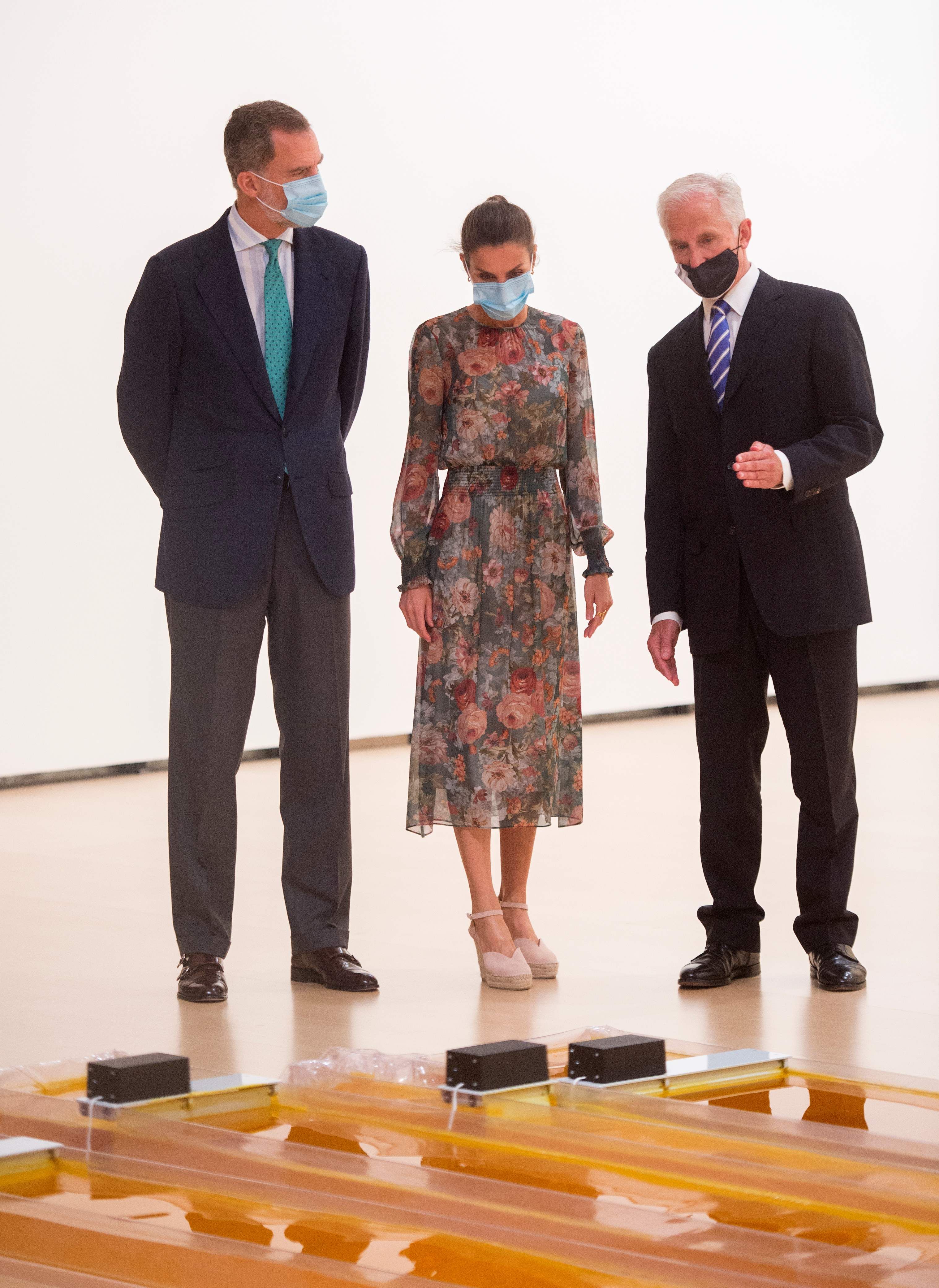 El rey Felipe VI y doña Letizia observan a una dantzari en el exterior del Guggenheim junto a Iñigo Urkullu, Juan María Aburto y Juan Ignacio Vidarte