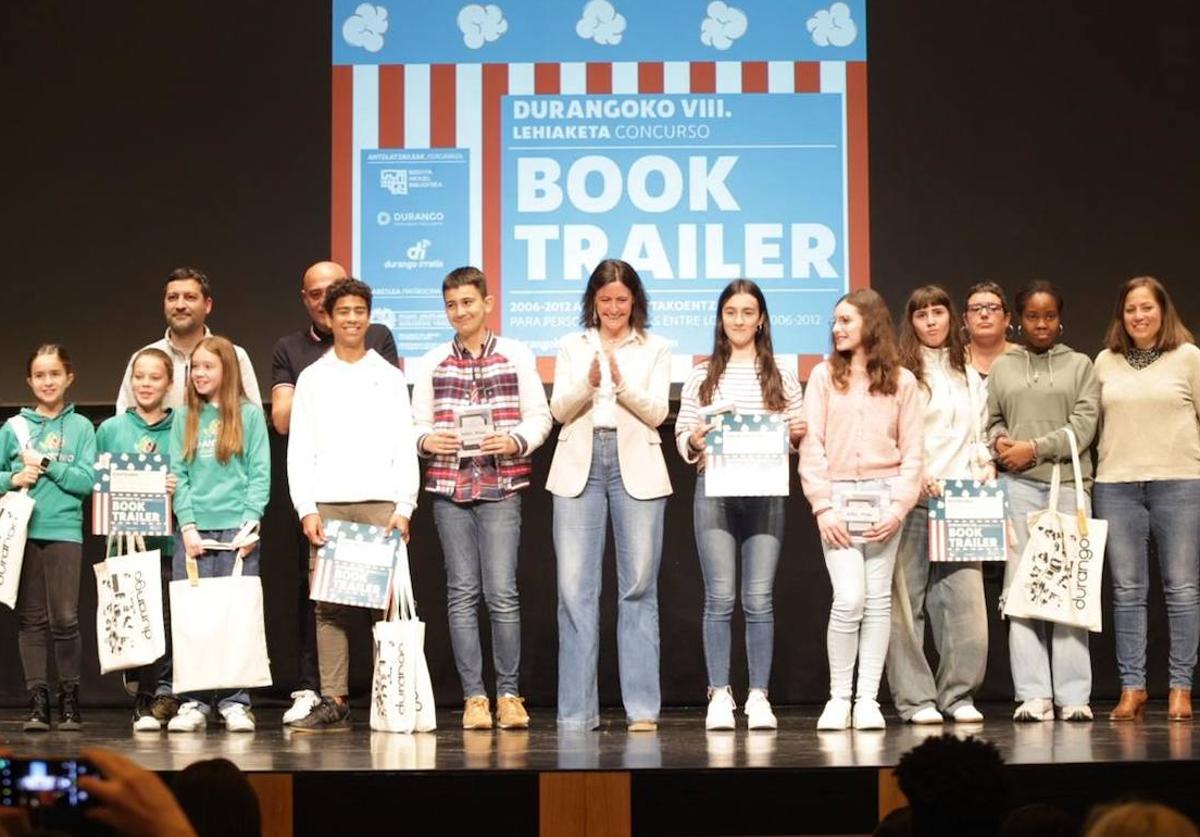 Los estudiantes premiados posan con los representantes municipales.