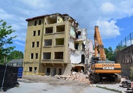 Parte del edificio del barrio de Simondrogas reducido ya a escombros.