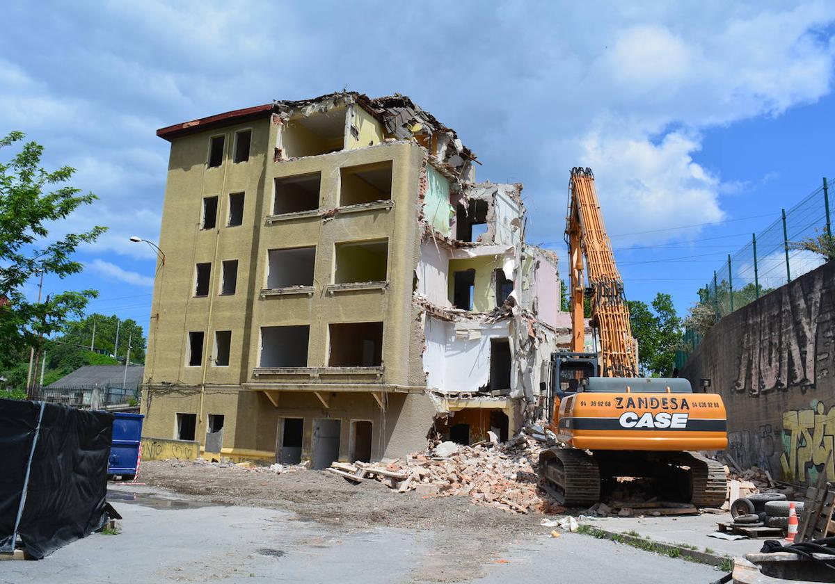 Parte del edificio del barrio de Simondrogas reducido ya a escombros.