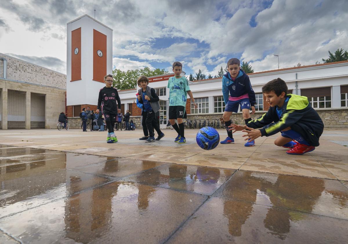 Un grupo de niños del equipo de fútbol sala de Mercedarias juega frente al centro cívico