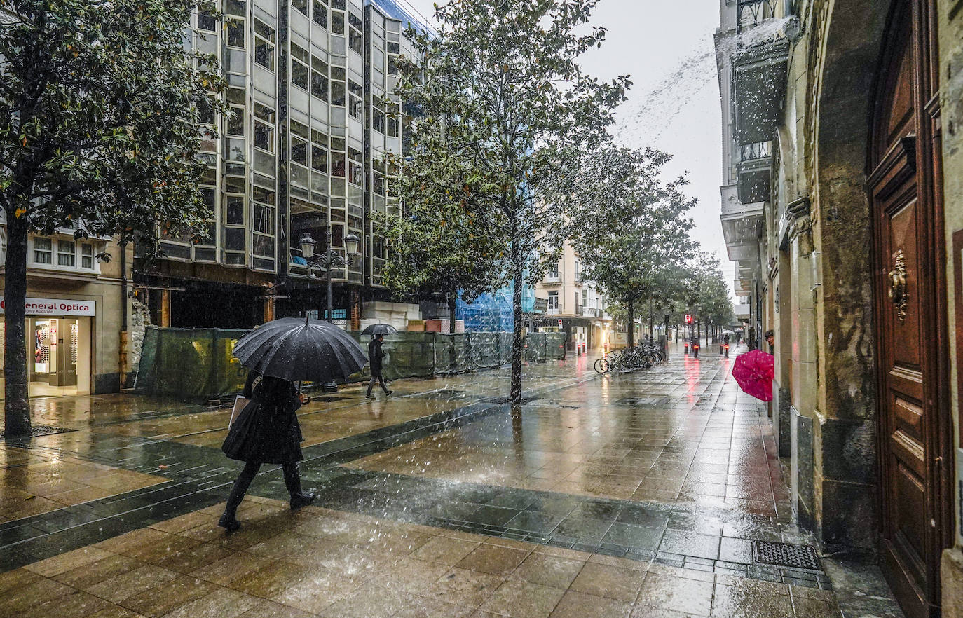 La tormenta de este lunes en Vitoria en imágenes