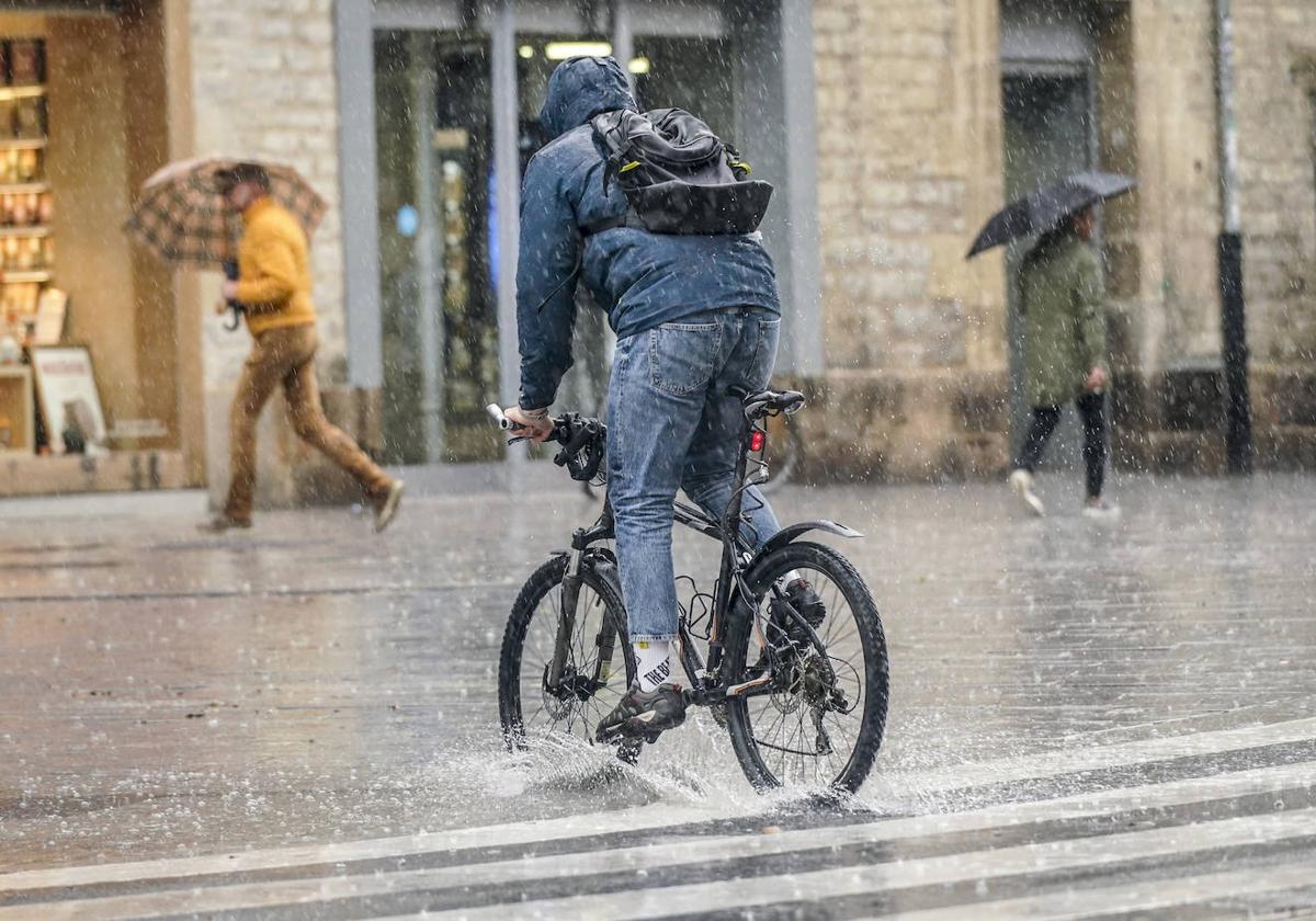 La tormenta de este lunes en Vitoria en imágenes