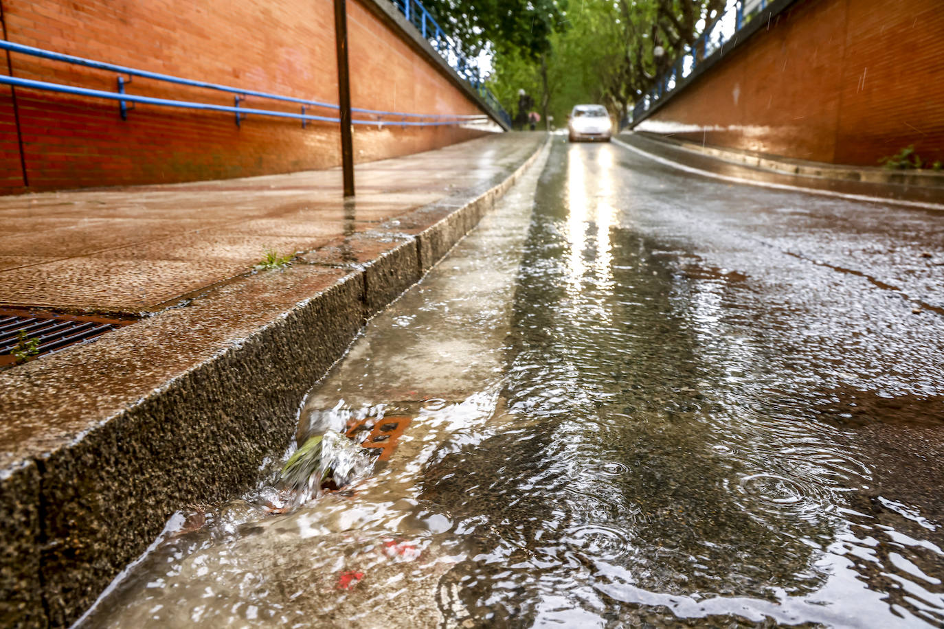 La tormenta de este lunes en Vitoria en imágenes