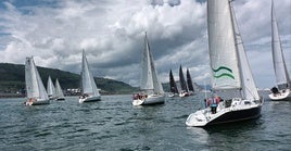 Las embarcacions en la salida en aguas de El Abra.