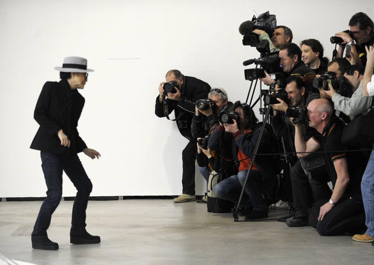 Imagen secundaria 1 - Ángel Nieto se monta en su mítica Derbi en la exposición de motos, en febrero de 2000. Yoko Ono posa para los fotógrafos en la presentación de su exposición, en 2014. Una de las actuaciones del grupo alemán Kraftwerk en 2016. 