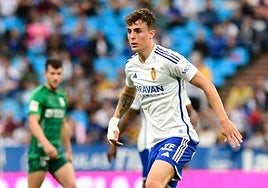 Francés conduce la pelota en un partido con el Zaragoza.