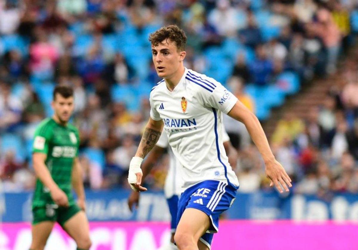 Francés conduce la pelota en un partido con el Zaragoza.