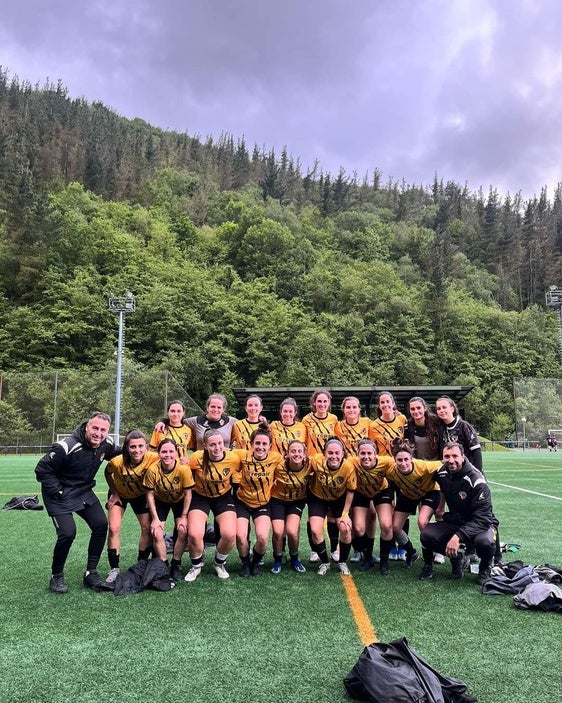 El equipo basauritarra posa en el último partido en Unbe contra el Eibar.