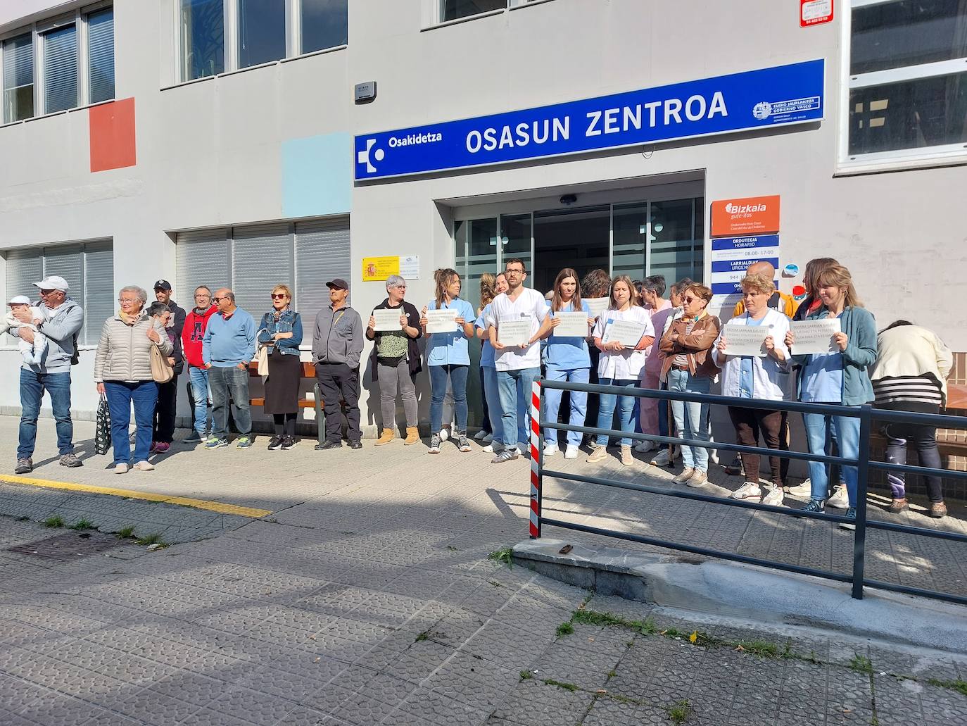 Imagen de la protesta celebrada frente al ambulatorio de Ondarroa.