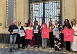 Ana López de Uralde, Martín Fiz, Cecilia Piris, Arantza Peña, Laura Blanco y Miren Bilbao, junto a otros miembros de las organizaciones.