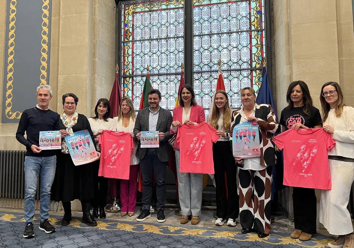 Ana López de Uralde, Martín Fiz, Cecilia Piris, Arantza Peña, Laura Blanco y Miren Bilbao, junto a otros miembros de las organizaciones.