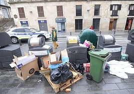 Vitoria recibe veinte quejas mensuales por contenedores desbordados