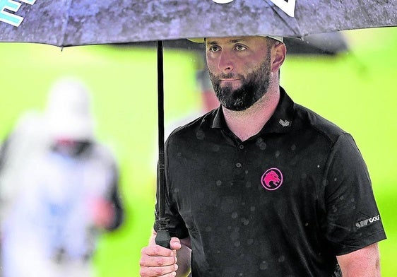 Jon Rahm se protege de la lluvia con un paraguas el pasado fin de semana en Loiusville, donde no pasó el corte en el PGA Championship.