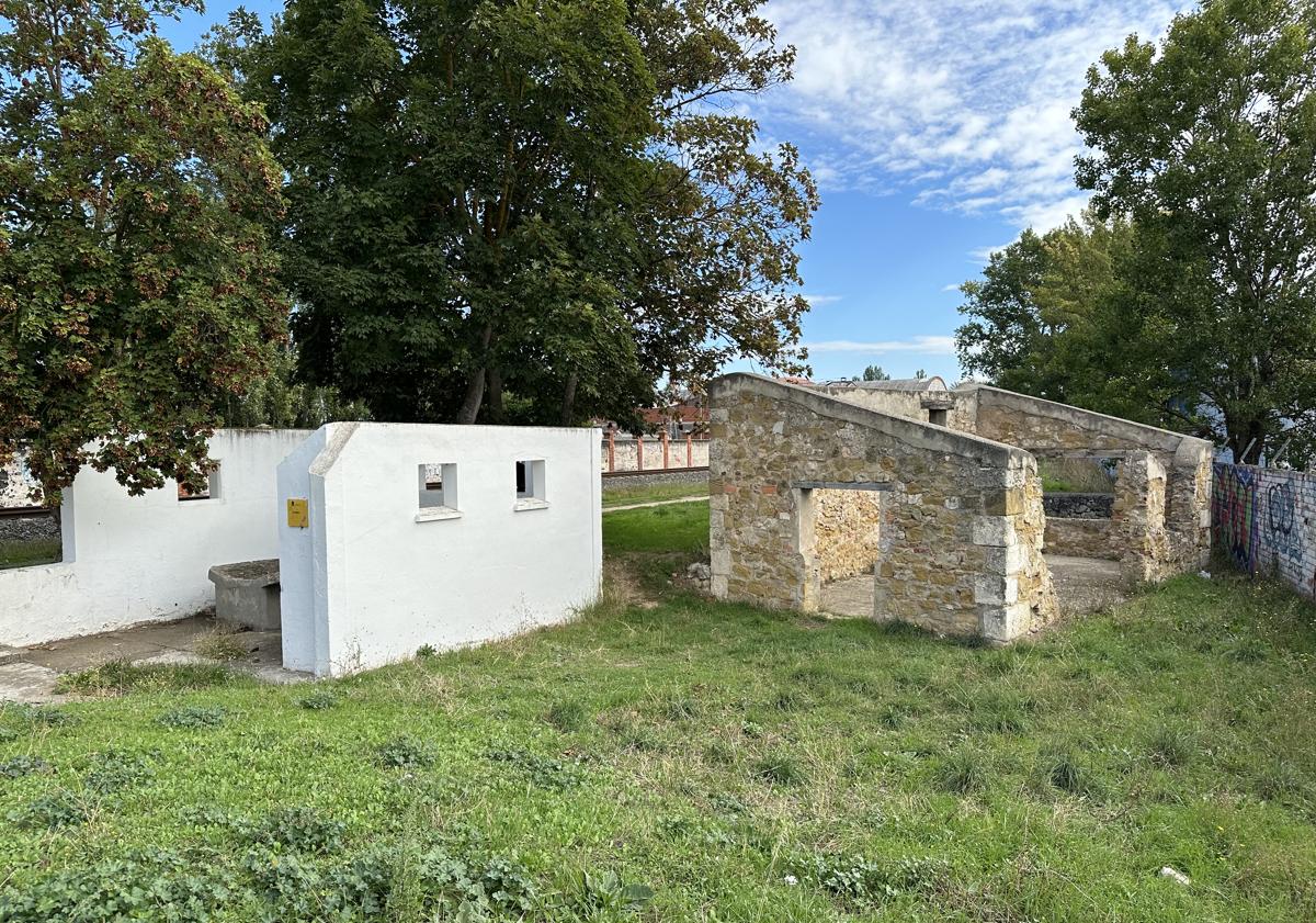 Imagen principal - Un lavadero, parte de la garita de los guardias y el depósito de agua es lo único que queda de aquel campo, cuyos terrenos los ocupa hoy una empresa química.