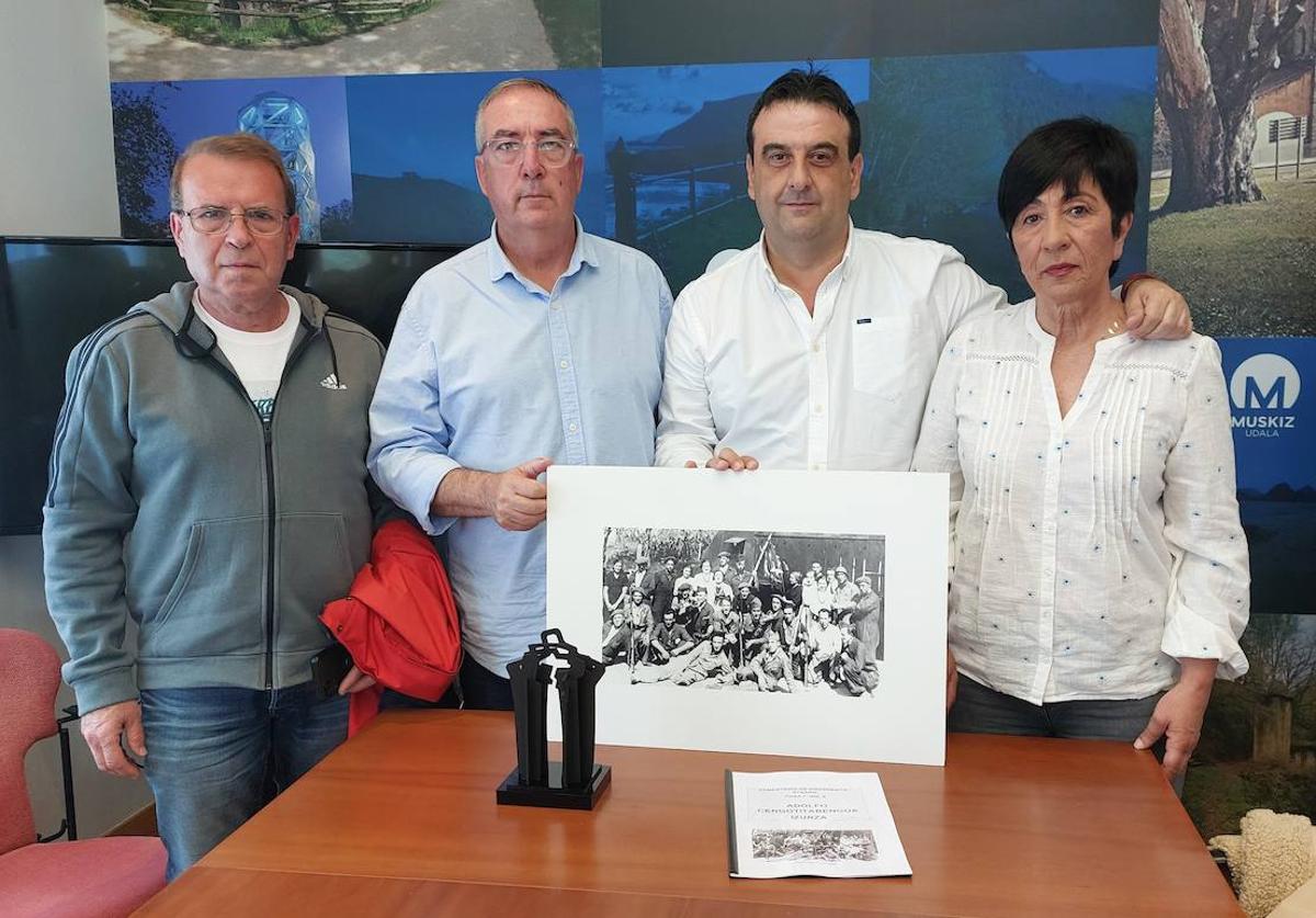 Los nietos del miliciano, José Antonio, José Ángel y Araceli, junto al alcalde de Muskiz, Eduardo Briones.