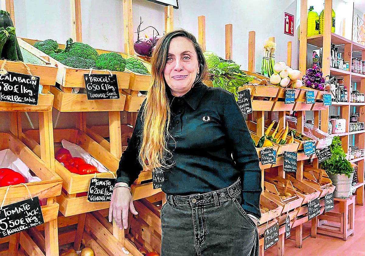 Nerea Sartutun en el mercado de proximidad que regenta en el centro de Algorta.