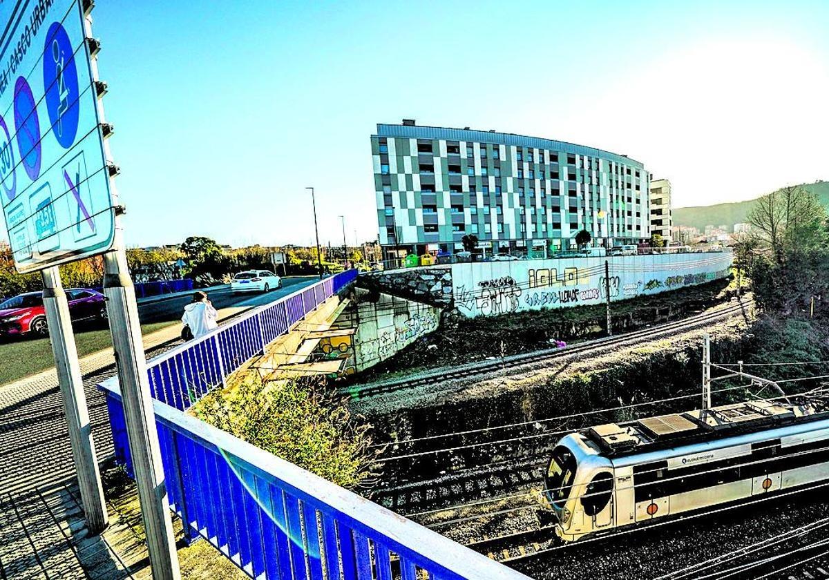 Puente de Sarratu bajo el que se ejecutará la nueva estación de metro.