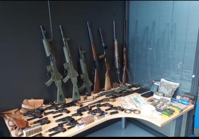 Algunas de las armas confiscadas por la Ertzaintza a estos individuos.