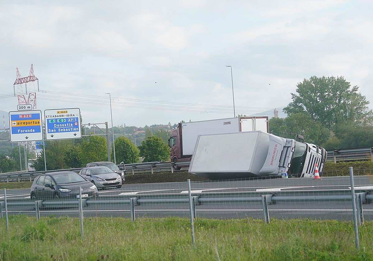 El accidente ha ocurrido en la N-622, a la altura de Etxabarri-Ibiña.