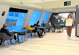 Por la sala VIP del aeropuerto de Bilbao pasan cada día 300 personas.