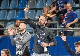 Iker Romero celebra desde el banquillo.