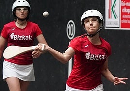 Irazustabarrena se coloca para golpear la pelota con la dereha.